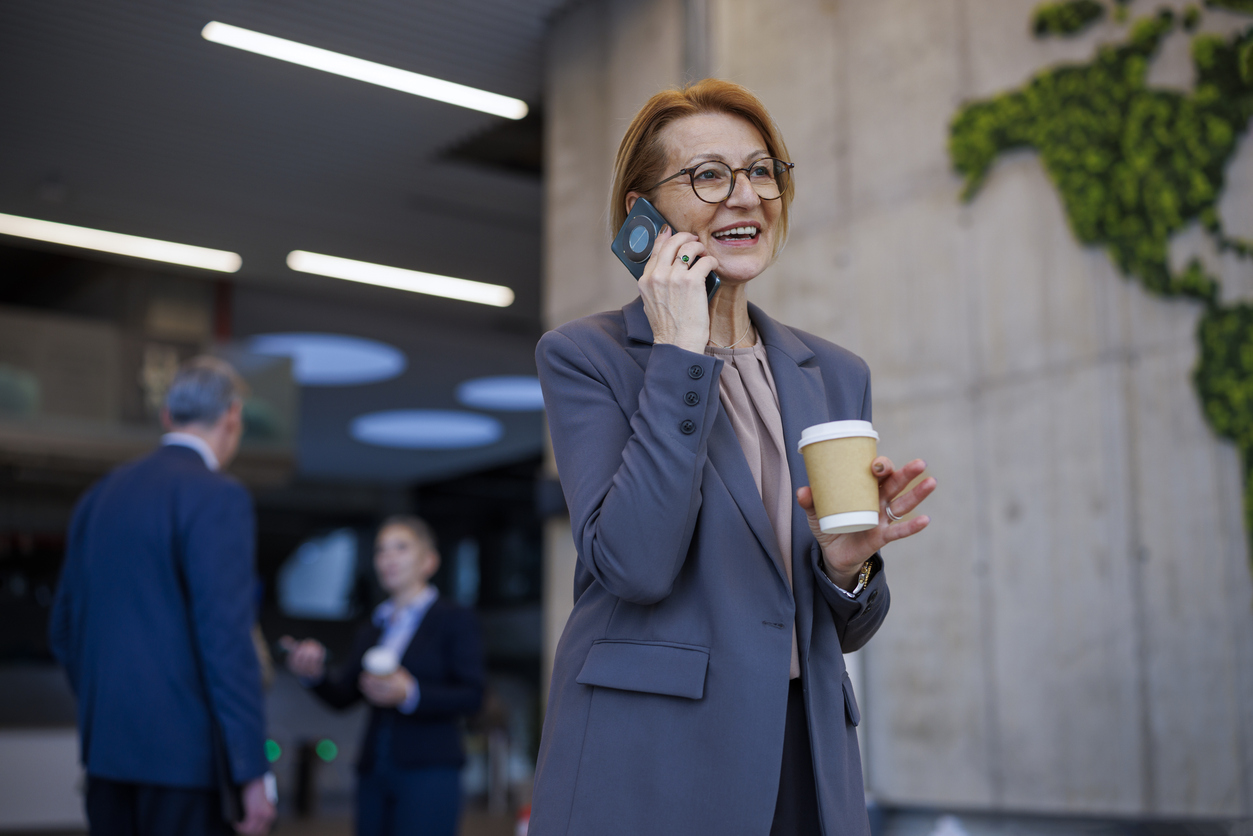 consultante en portage salarial international travaillant à l’étranger